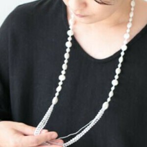 軽くてやさしい立体刺しゅうアクセサリー　ぺブルドレープネックレス