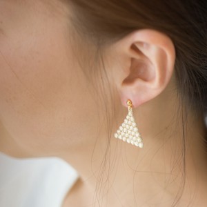 軽くてやさしい立体刺しゅうのアクセサリー　レース グレイントライアングルピアス/イヤリング
