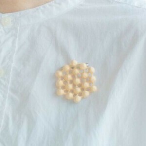 軽くてやさしい立体刺しゅうアクセサリー　ハニカムブローチ