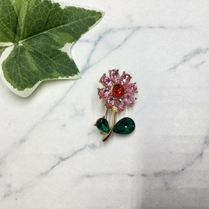 ブローチ　個性的　ラインストーン　ゴールド　お花　フラワー　ピンク