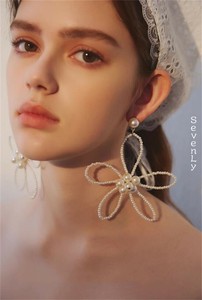 変わったデザイン 大きな花のピアス 耳飾り ピアス「2025新作」