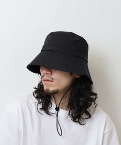 【25年春夏】長めのダウンブリムであご紐付きのシンプルなバケットハットです。