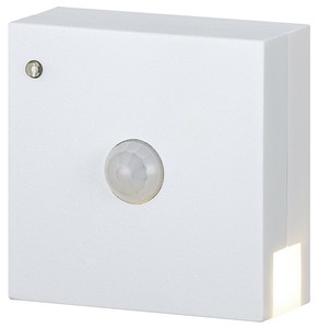 【アイリスオーヤマ　センサーライト　LED】　コンセント式LEDセンサーライト