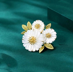 ブローチ 卒業式  おしゃれ ブローチ 花 服装 入学式 入園式  結婚式 華やか　ブローチ キラキラ