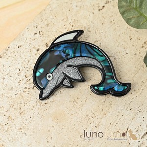ブローチ レディース イルカ 海 夏 青 ブルー 水族館 樹脂 可愛い プレゼント BR