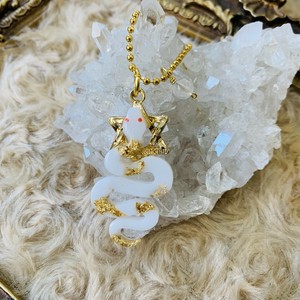 天然石つき白蛇キーホルダー（レジン製）「6月ムーンストーン」