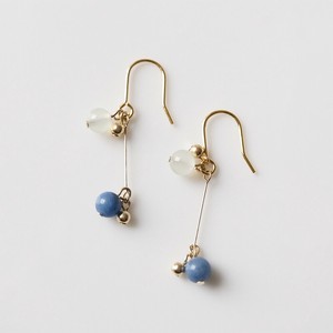 2色の天然石をメタルパーツであしらったピアス