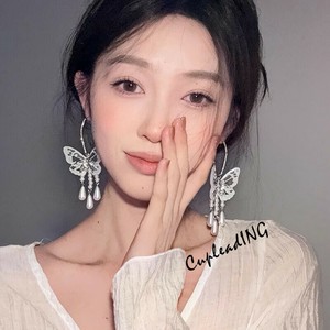 ≪予約商品≫韓国ファッション 真珠ピアス 誇張 長耳ピアス アクセサリー 気質 立体蝶ピアス 耳フック