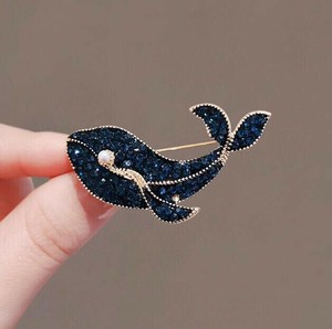 ブローチ クジラ　クジラ 雑貨   鯨　くじら グッズ おしゃれ ピンブローチ  服装   ブローチ キラキラ