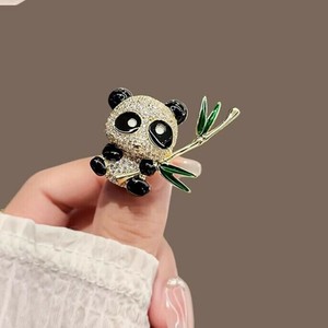 ブローチ パンダ　パンダ 雑貨   Panda　パンダ グッズ おしゃれ ピンブローチ  服装   ブローチ キラキラ