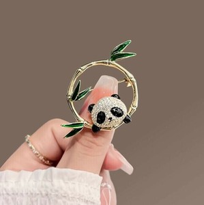 ブローチ パンダ　パンダ 雑貨   Panda　パンダ グッズ おしゃれ ピンブローチ  服装   ブローチ キラキラ