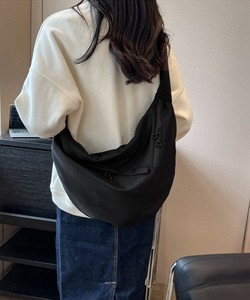 国内即納 三日月型ショルダーバッグ大容量ナイロン鞄