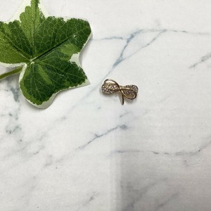 ブローチ　個性的　ラインストーン　ゴールド　リボン