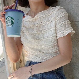 【2025年新作】シャーリングフリルTシャツ　トップス　春　夏　SS　秋　大人　きれいめ　無地