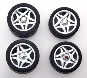 新品 KKscale 1/18 フェラーリ Ferrari F50 Tire Set with Rims Silver ミニカー