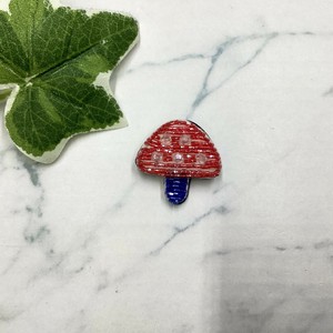 ブローチ　個性的　ビーズ　キノコ　レッド
