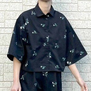 【2025年新作】ナイロンタフタ花柄刺繍ハーフスリーブシャツ【KR select】　トップス　春　夏　SS　大人