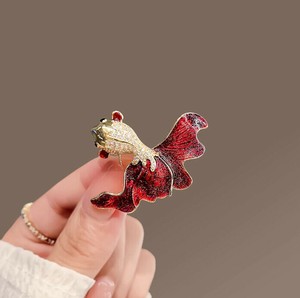 ブローチ   おしゃれ ブローチ 錦鯉　ニシキゴイ 入学式 錦鯉 金魚  結婚式 華やか　ブローチ キラキラ