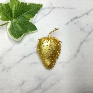 ブローチ　個性的　ゴールド　ストロベリー　イチゴ　苺　フルーツ