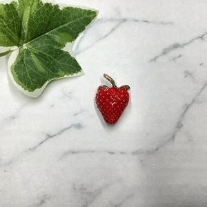 ブローチ　個性的　ゴールド　ストロベリー　イチゴ　苺　フルーツ　レッド