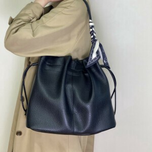 【2025新作】スカーフ付き シンプル フォルム なワンショルダー【エッズ】A4対応  レディス 通勤 無地