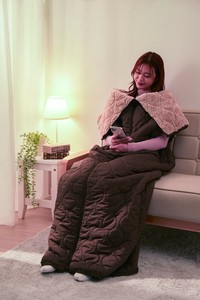 HOTαリバーシブル着る寝袋クッション　あったか　毛布　布団　アウトドア