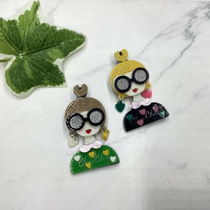 ブローチ　アクリル　個性的　丸メガネハートブラウスの女性