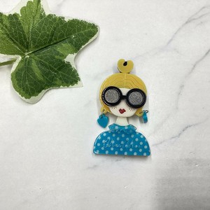 ブローチ　アクリル　個性的　丸メガネドットブラウスの女性