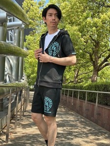 【ユニセックス】46052【LUXE/R ロゴプリント　X　刺繡フオースシュー柄　ZIPパーカー（RMS）