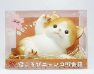 ◆即納◆ネコ 雑貨 寝ころびニャンコ貯金箱　茶トラ　フロッキー ねこ　インテリア 置物　日本製
