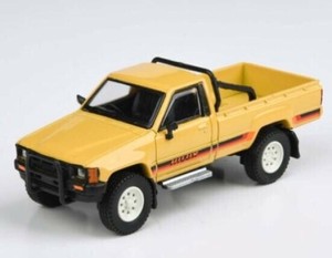 JADI B トヨタ ハイラックス 84 シングルキャブ イエロー LHD 1/64スケール PA55523