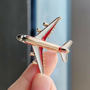 飛行機　ブローチ 卒業式  おしゃれ ブローチ ヒコウキ 入学式 入園式   華やか　ブローチ キラキラ