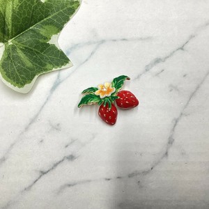 ブローチ　個性的　イチゴ狩り　苺の花　レッド　ストロベリー