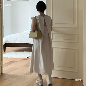 バックデザインがアクセントのノースリーブロングワンピース
