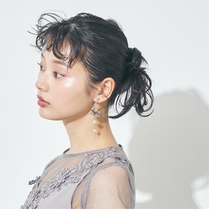 メタリックフラワーパールイヤリング パーティアクセサリー 謝恩会 結婚式 お呼ばれ同窓会