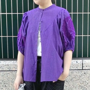 【andhuë(アンデュー)】袖刺繍ブラウス　オフ白　パープル　春夏