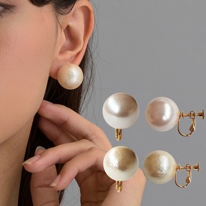 Clip-On Earrings Gold Post Earrings Ladies fashion Jewelry 1 tablets Made in Japan