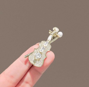 ブローチ   おしゃれ ブローチ バイオリン　入学式  結婚式 華やか　ブローチ キラキラ　楽器
