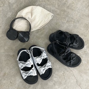 即納【2025新作】厚底リボンサンダル　フラットサンダル　リボンモチーフ　ベルトサンダル　フェイクレザー