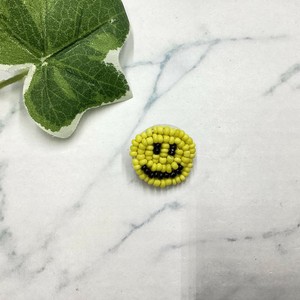 ブローチ　個性的　ビーズ　ニコちゃん　スマイル　イエロー