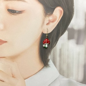 ピアス　個性的　ラインストーン　ゴールド　キノコ　レッド