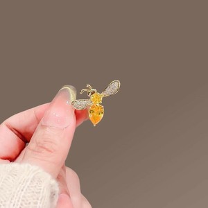 ブローチ 蜜蜂　ミツバチ 雑貨   みつばち グッズ おしゃれ ピンブローチ  服装   ブローチ キラキラ