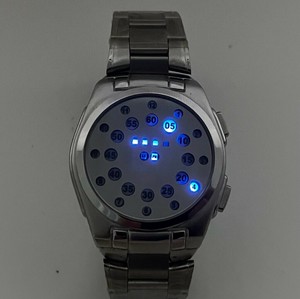 光って時間をお知らせ！角型メタルバンド時計