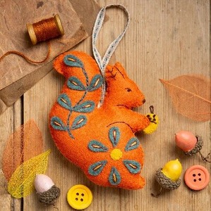 英国直輸入　フエルトミニキット　動物シリーズ　民俗刺繍 リス