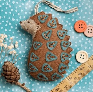 英国直輸入　フエルトミニキット　動物シリーズ　フォーク刺繍　ハリネズミ