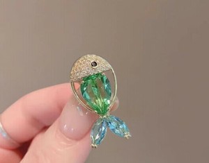 魚 ブローチ 卒業式  おしゃれ ブローチ  服装 入学式 入園式  結婚式 華やか　ブローチ キラキラ