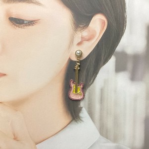 ピアス　個性的　ビジュー　ラインストーン　ゴールド　ギター　ベース　音楽