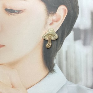 ピアス　個性的　ビジュー　ゴールド　キノコ　ベージュ