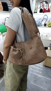ワンショルダークロスボディバッグ、多用途のクロワッサンバッグ、女性のためのニッチな新しいスタイル