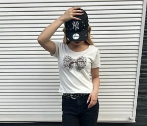 スリムリボンプリント半袖Tシャツ